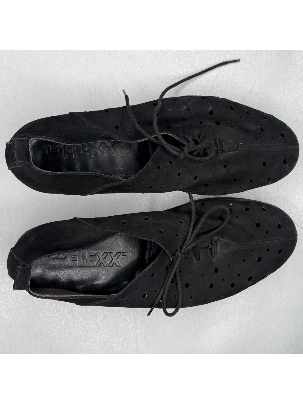 The FLEXX Womens 9 Perforated Leather Shoes